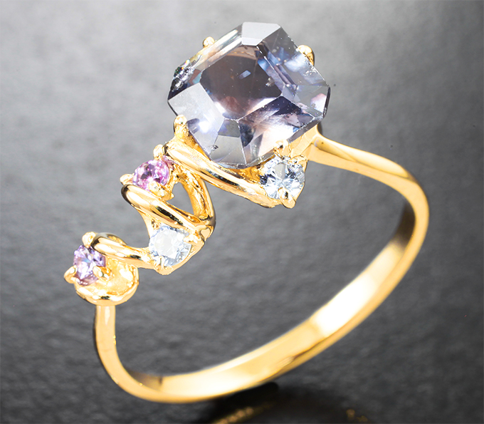 Золотое кольцо с редким полихромным сапфиром со сменой цвета 1,72 карата
