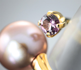 Золотое кольцо с крупной безупречной золотисто-розовой жемчужиной 11,57 карата и шпинелью