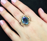 Золотое кольцо с крупным невероятно-ярким ограненным черным опалом 7,37 карата, желтыми сапфирами, цаворитом и бриллиантами Золото