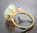 Золотое кольцо с ярким многоцветным ограненным опалом 5,13 карата, цаворитами, сапфирами и бриллиантами Золото