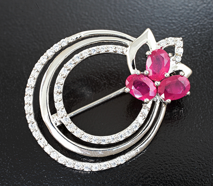 Эффектная серебряная брошь с рубинами