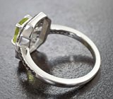 Стильное серебряное кольцо с перидотом и черными шпинелями