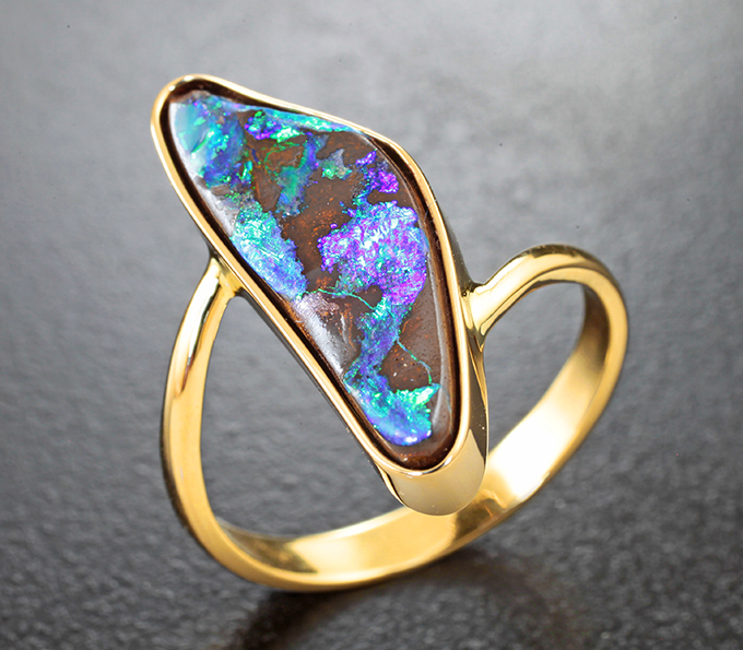 Золотое кольцо с ярчайшим австралийским болдер опалом 4,5 карата