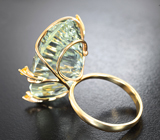 Золотое кольцо с крупным фисташково-зеленым аметистом лазерной огранки 36,53 карата и желтыми сапфирами