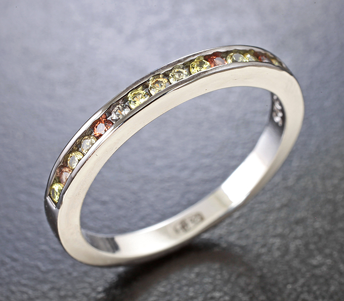 Изящное серебряное кольцо с сапфирами