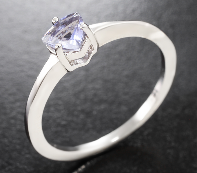 Изящное серебряное кольцо с танзанитом