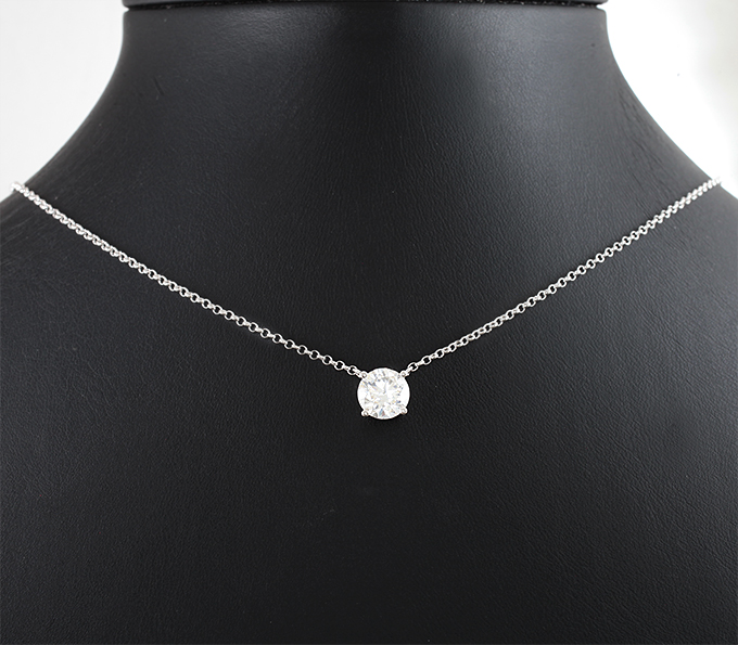 Серебряное колье с бесцветным муассанитом 1,6 карата