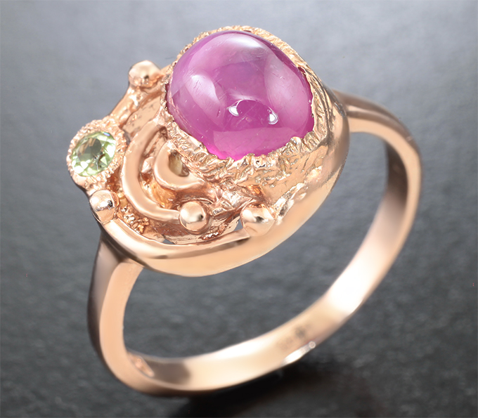 Серебряное кольцо с корундом 2,16 карата и перидотом