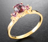 Золотое кольцо c вишневой и розовыми шпинелями 1,03 карата