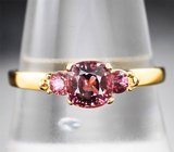 Золотое кольцо c вишневой и розовыми шпинелями 1,03 карата