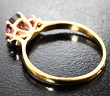 Золотое кольцо c вишневой и розовыми шпинелями 1,03 карата