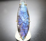 Массивное золотое кольцо с крупным резным лабрадоритом яркой иризации 50,23 карата