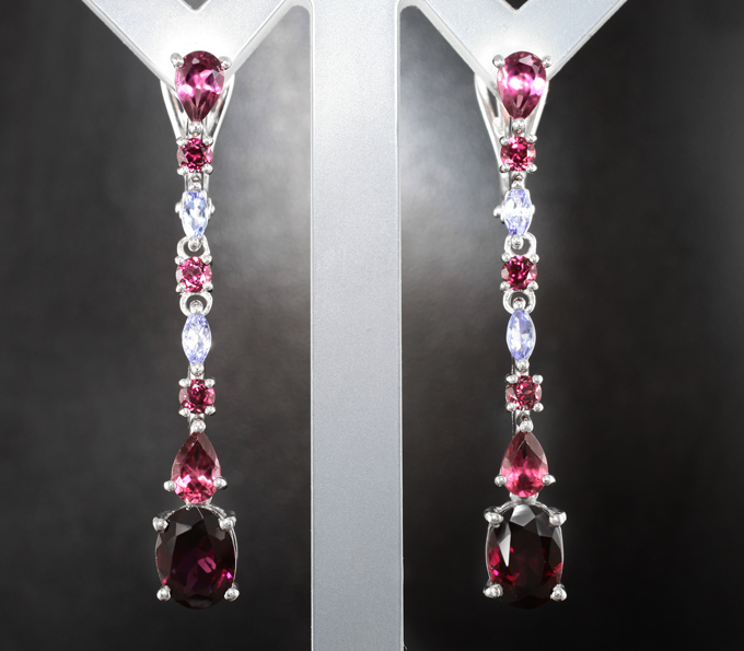 Эффектные серебряные серьги с родолитами и танзанитами