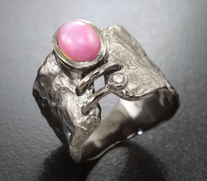 Серебряное кольцо с корундом