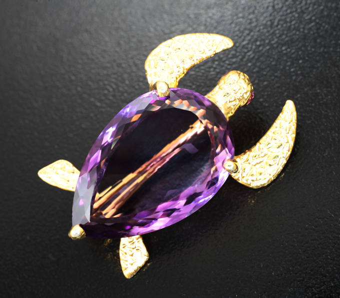 Скульптурная серебряная брошь с аметистом 16,03 карата