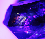 Редкий! Кристалл кварца с включениями углеводородов и манганокальцита 27,3 карата 