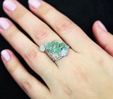 Превосходное серебряное кольцо с кристаллическими эфиопскими опалами и изумрудами
