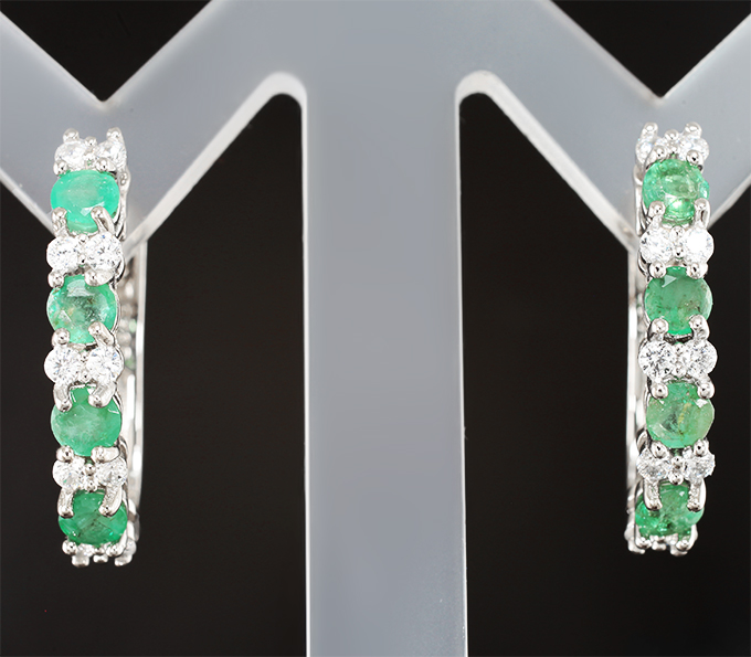 Превосходные серебряные серьги с яркими изумрудами