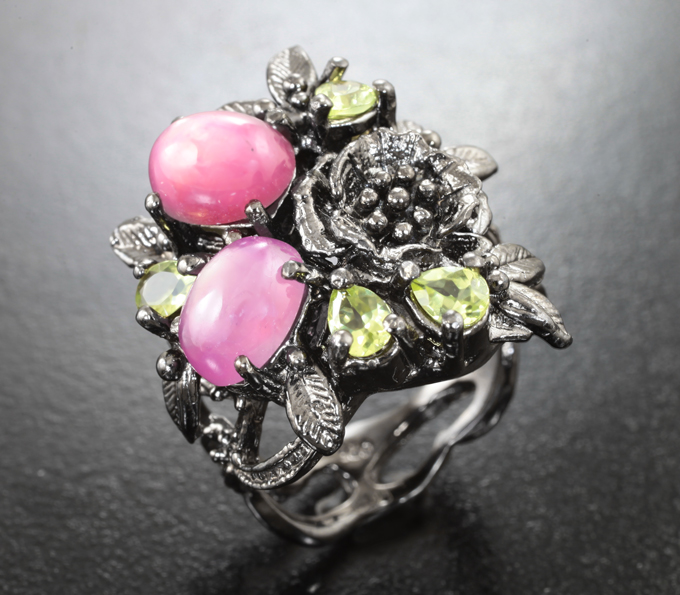 Серебряное кольцо с корундами 2,04 карата и перидотами