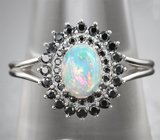 Серебряное кольцо с кристаллическим эфиопским опалом и черными шпинелям