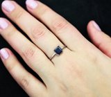 Изящное серебряное кольцо с насыщенно-синим сапфиром