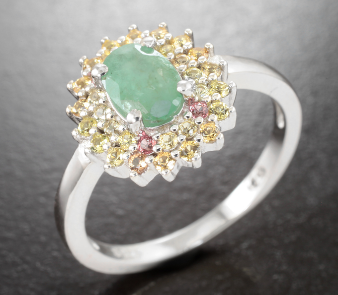 Эффектное серебряное кольцо с изумрудом и сапфирами