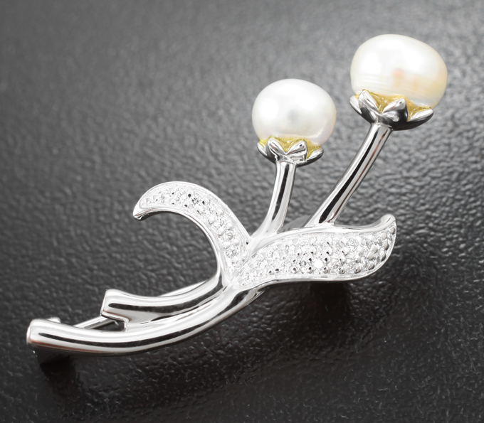 Изысканная серебряная брошь с жемчугом