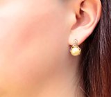 Золотые серьги с топовым золотистым жемчугом 8,1 карата и золотистыми сапфирами