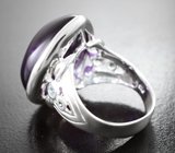 Серебряное кольцо со сливовым аметистом 30,93 карата и голубыми топазами