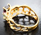 Кольцо с  красным цирконом 2,23 карата и уральскими демантоидами