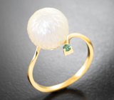 Золотое кольцо с резной морской жемчужиной Edison 9,91 карата и уральскими изумрудами Золото