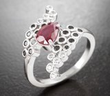Серебряное кольцо с рубином и черными шпинелями