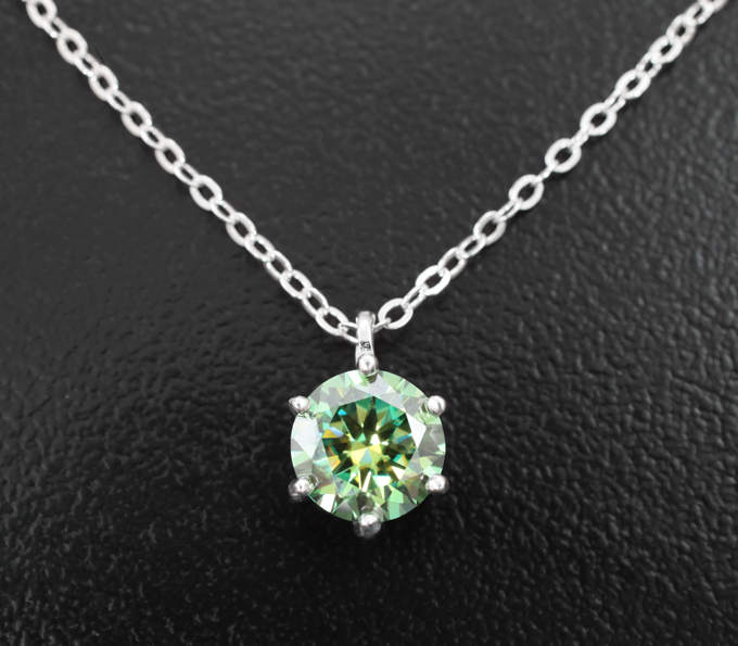 Серебряное колье с зеленым муассанитом 1 карат
