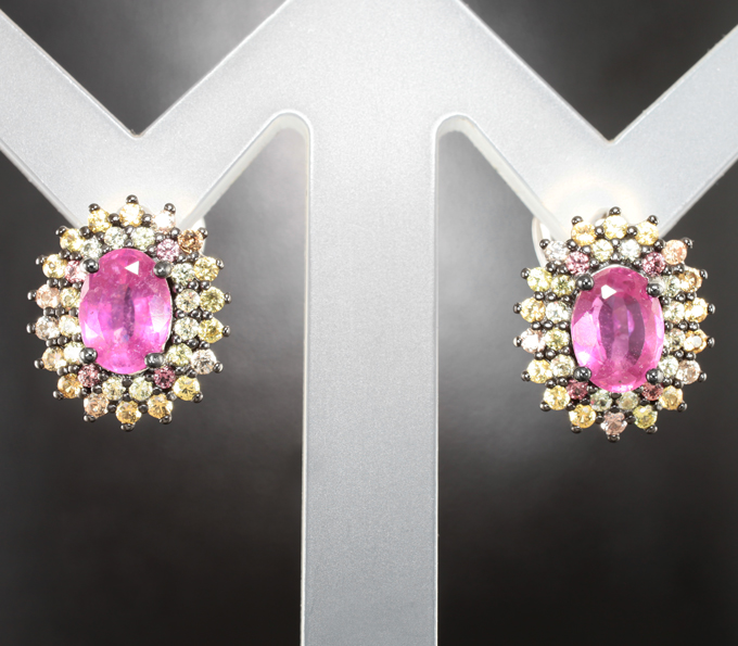 Праздничные серебряные серьги с рубинами и сапфирами