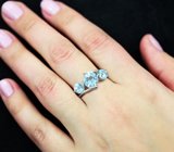 Эффектное серебряное кольцо с голубыми топазами
