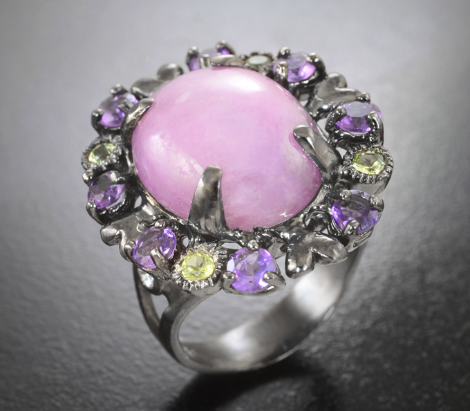 Серебряное кольцо с корундом, аметистами и перидотами