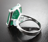 Серебряное кольцо с крупным изумрудом 11,43 карата и голубыми топазами Серебро 925