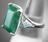 Серебряное кольцо с крупным изумрудом 11,43 карата и голубыми топазами Серебро 925
