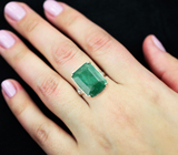 Серебряное кольцо с крупным изумрудом 11,43 карата и голубыми топазами Серебро 925