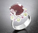 Серебряное кольцо с крупным рубином и перидотами