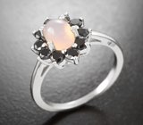 Чудесное серебряное кольцо с розовым кварцем и черными шпинелями