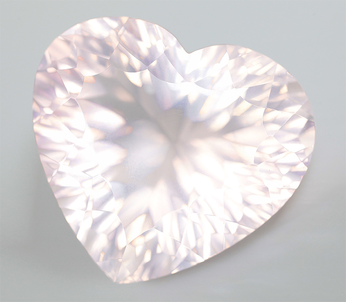 Чистейший крупный розовый кварц лазерной огранки 31,87 карата