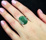 Серебряное кольцо с крупным изумрудом 16,84 карата и родолитами