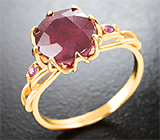 Золотое кольцо с крупным насыщенным вишневым рубином 4,46 карата и сапфирами Золото