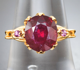 Золотое кольцо с крупным насыщенным вишневым рубином 4,46 карата и сапфирами Золото