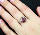 Золотое кольцо с крупным насыщенным вишневым рубином 4,46 карата и сапфирами Золото