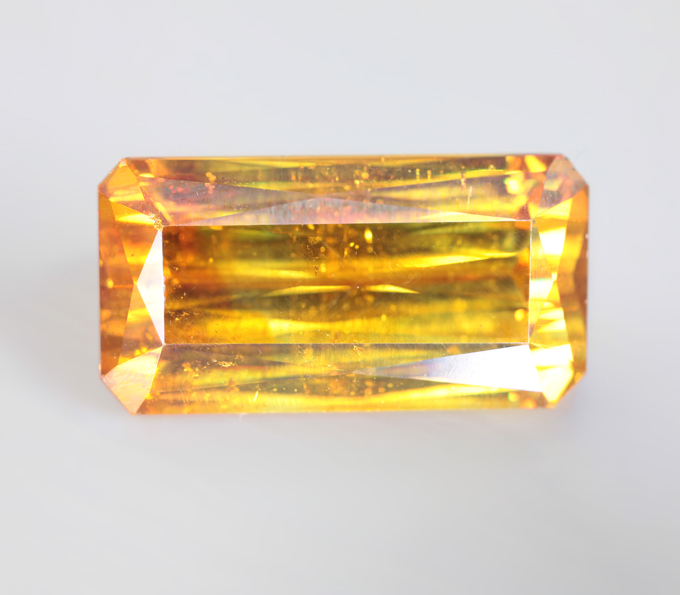 Крупный золотисто-желтый сфалерит 12,82 карата