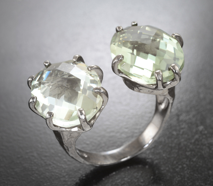Серебряное кольцо с крупными зелеными аметистами