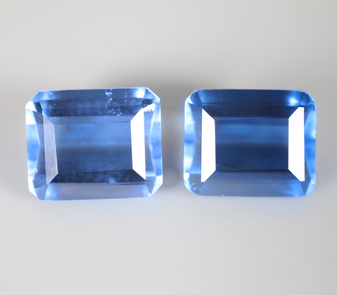 Крупная пара флюоритов со сменой цвета высокой чистоты 12,83 карата