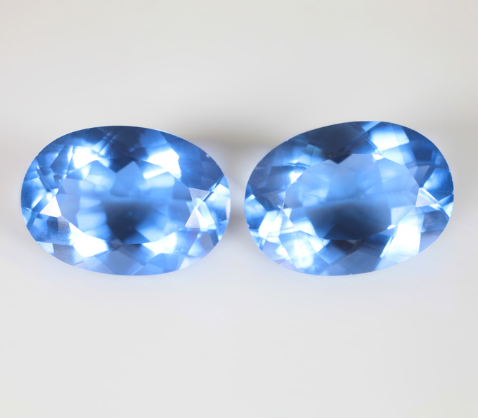 Крупная пара чистейших флюоритов со сменой цвета 30,32 карата